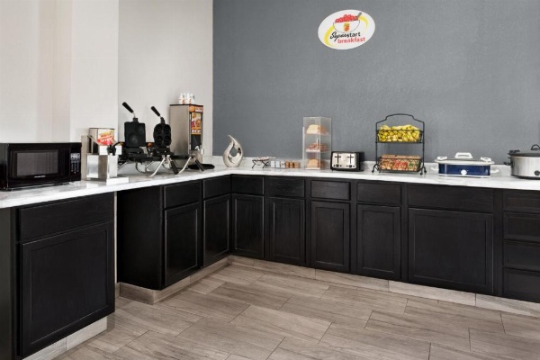 Super 8 by Wyndham Des Moines image 11