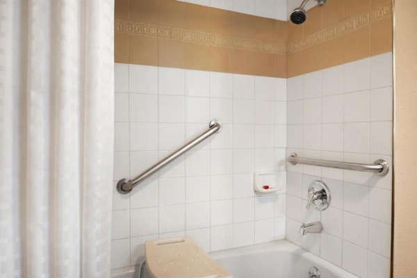 Super 8 by Wyndham Des Moines image 12