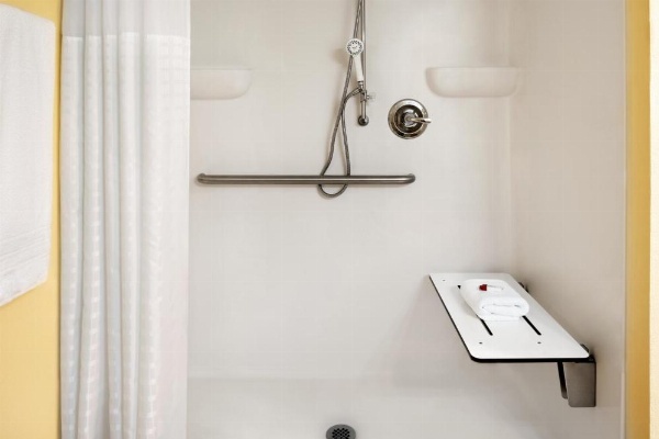 Super 8 by Wyndham Des Moines image 13