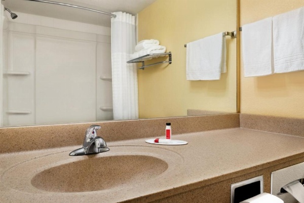 Super 8 by Wyndham Des Moines image 17