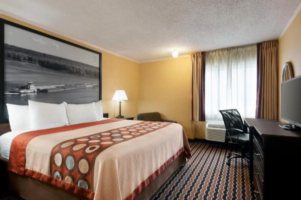 Super 8 by Wyndham Des Moines image 18