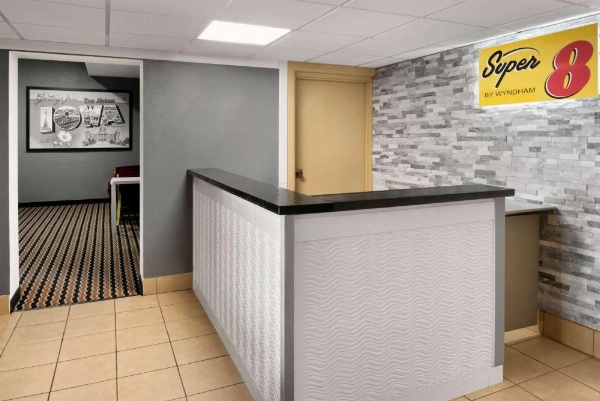 Super 8 by Wyndham Des Moines image 21