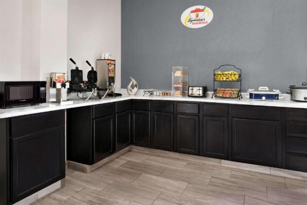 Super 8 by Wyndham Des Moines image 22