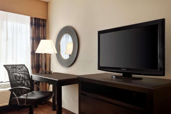 Super 8 by Wyndham Des Moines image 29