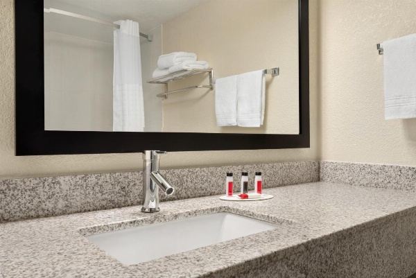 Super 8 by Wyndham Des Moines image 4