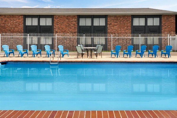 Super 8 by Wyndham Des Moines image 5